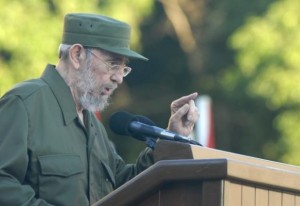 Fidel habla en la escalinata de la Universidad de La Habana Foto:  Cubadebate