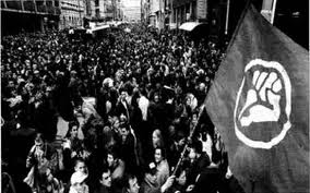 Manifestación en Serbia con el símbolo de Otpor