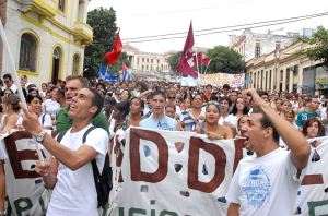 Universitarios cubanos se manifiestan en apoyo a la Revolución el 27 de noviembre de 2010