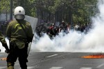 Policía griega reprime con gases lacrimógenos a decenas de miles de manifestantes que protestan contra las medidas impuestas por la Unión Europea y el FMI. Foto: EFE