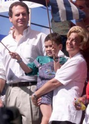 Los políticos cubanoamericanos Ileana Ros_lehtinen y Lincoln Díaz-Balart con el niño Elián en Miami