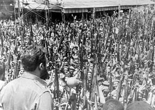 Fidel habla ante los milicianos en 23 y 12, vísperas de la invasión por  Playa Girón. En el entierro de las víctimas  de los bombardeos del 15 de abril de 1961 