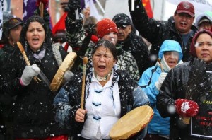 Miles de indígenas marcharon hasta la Colina del Parlamento el viernes 21 de diciembre de 2012 en Ottawa (Ontario) para exigir una reunión con el primer ministro Stephen Harper. 