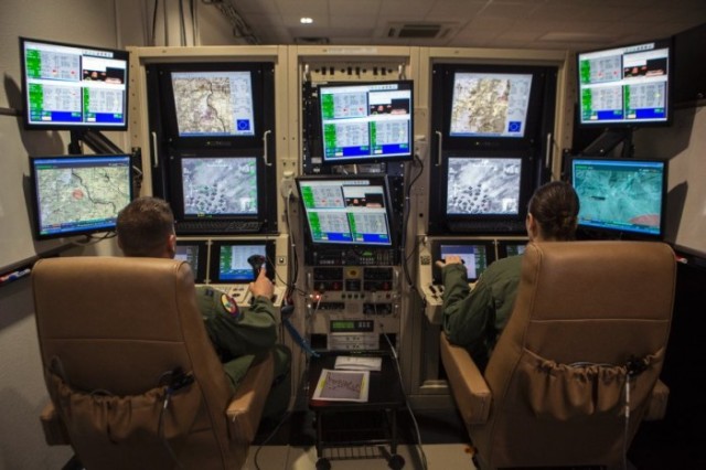 Operadores de aviones no tripulados en  la Base Creech de Nuevo México