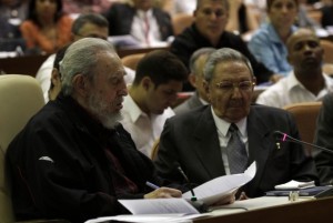 Fidel lee su mensaje al Parlamento. Foto: Ismael Francisco, Cubadebate