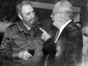 Carlos Lechuga junto a Fidel