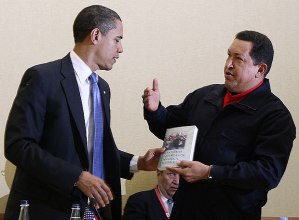 El presidente Hugo Chávez entrega a Barack Obama el libro Las venas abiertas de América Latina en Trinidad y Tobago. Parece que Obama no lo ha leído. 