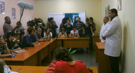 El jefe de los servicios médicos en el sistema penitenciario cubano resònde a preguntas de la prensa nacional y extranjera