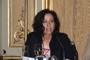 La profesora de la Universidad Complutense, Dra Ángeles Diez en la presentación de "Sospechas y disidencias" en la Casa de América de Madrid.