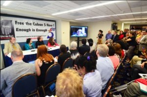 El público escucha la videoconferencia del héroe cubano René González 