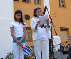 La poetisa Teresa Melo lee este texto frente al cuartel Moncada junto  su hija Daniela