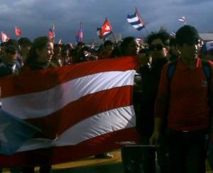 La bandera de Puerto Rico, desfilando junto a la delegación cubana