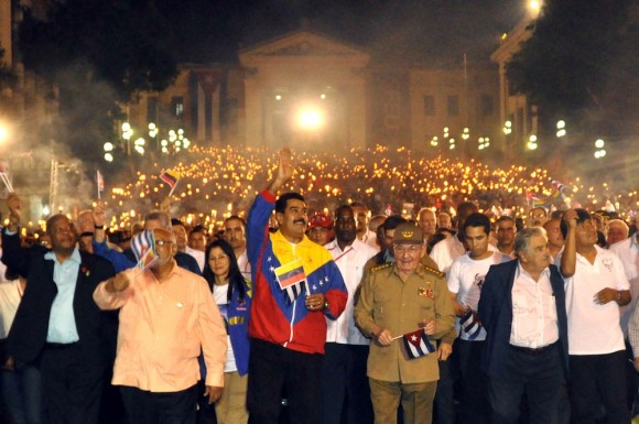 Presidentes de Latinoamérica y el Caribe  encabezan Marcha de las Antorchas por calles de La Habana. 