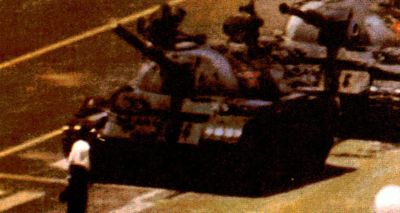 Esta imagen simboliza los acontecimientos de la Plaza Tiananmen. La prensa atlantista ve en ella un hombre desafiante ante los tanques de la dictadura comunista. Para los chinos representa el control sereno de las fuerzas del orden que evitaron el baño de sangre logrando impedir el golpe de Estado proestadounidense de Zhao Ziyang.
