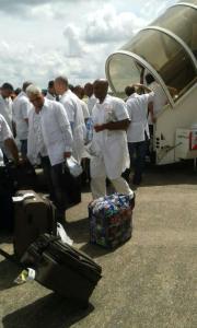 Médicos cubanos llegan a Sierra Leona para combatir el ébola. 
