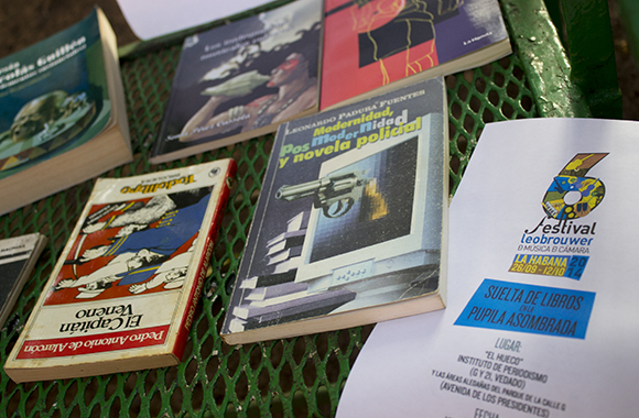 Algunos de los libros intercambiados en La pupila asombrada en respuesta a la convocatoria de la FEU y el Festival Leo Brower.