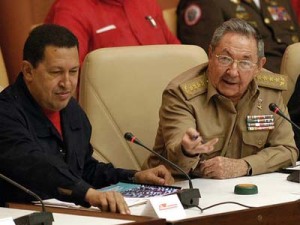 El presidente cubano Raúl Castro junto a Hugo Chávez