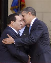 Barack Obama abraza a Hosni Mubarak
