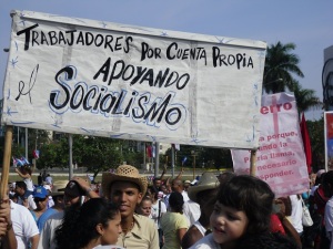 Trabajadores por cuenta propia, apoyando el socialismo. La Habana, Cuba