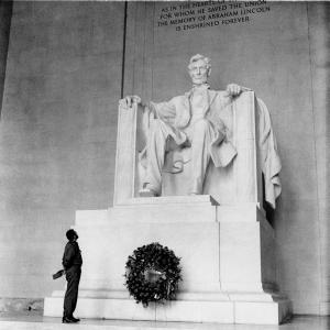 Fidel ante el monumento a Lincoln