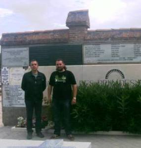 El historiador Jesús Ruíz y David Gismero junto al monumento que recuerda a las brigadas internacionales en Fuencarral