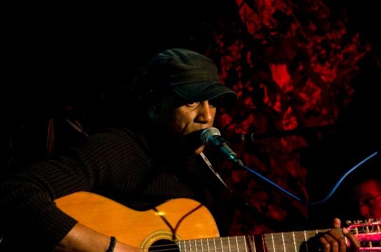 Tony Ávila canta en La pupila asombrada. Foto Alejandro Abella