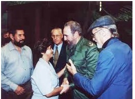 Gladys Siabatto saluda a Fidel junto presentada por Riberto Fernández Retamar