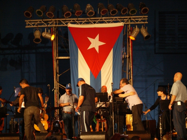 Silvio recibe en el escenario a los héroes a quienes invitó a cantar "El necio". 
