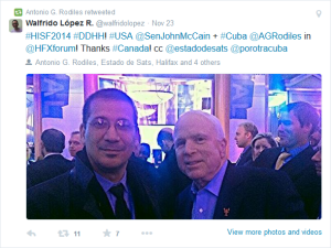 El "disidente" Antonio Rodiles junto al senador estadounidense John McCain en el   "International Security Fórum" de Halifax
